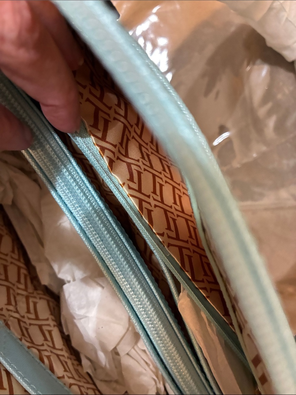 Tignanello🥳HP🥳Powder Blue Leather Purse - Picture 11 of 16